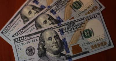 Эксперт объяснил опасность покупки долларов при колебаниях курса