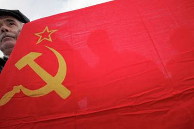 У памятника «Воинам-автомобилистам» в Запорожье прицепили коммунистический флаг