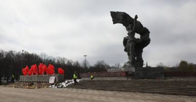 ФОТО: Полиция закрыла прямой доступ к памятнику в парке Победы
