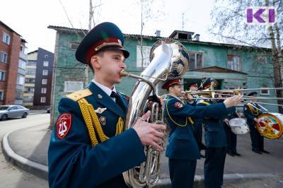 В Сыктывкаре для ветеранов организовали персональные парады
