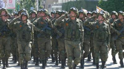 В ЛНР состоялся военный парад по случаю Дня Победы