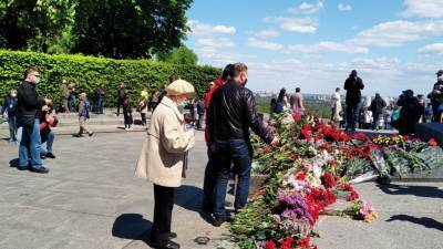 Власти Украины возложили цветы к памятнику советскому военачальнику в Киеве
