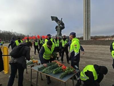 Латвийские полицейские закрыли доступ к памятнику Освободителям Риги