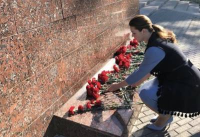 Супруга главы Башкирии Каринэ Хабирова возложила цветы к Вечному огню