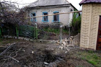Украинские военные показали последствия обстрела ракетами жилых районов Марьинки: фото 18+