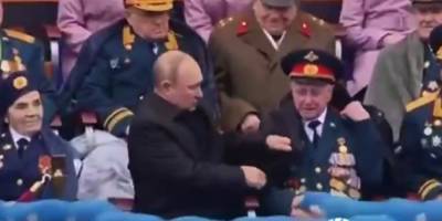 Путин помог ветерану надеть куртку