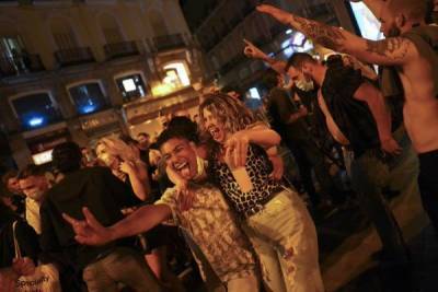 Отмену коронавирусных запретов в Испании отметили пьяными танцами на улицах