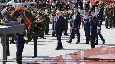 Лукашенко: Нам навязывают флаги и гимны, опороченные сотрудничеством с гитлеровскими убийцами