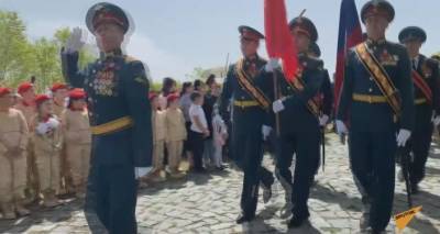 Российские и армянские военные прошли Маршем победы в Гюмри - видео