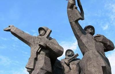 Латвийская полиция перекрыла доступ к памятнику Освободителям Риги