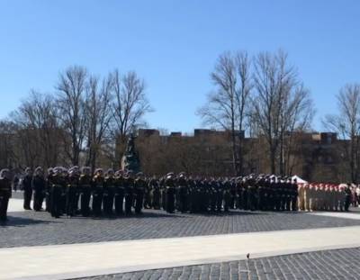 Торжественный парад моряков в Кронштадте собрал 900 военных