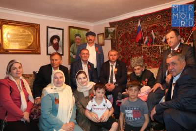 В Казбековском районе поздравили инвалида Великой Отечественной войны Абдурахмана Магомедова