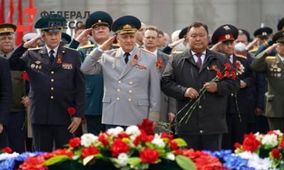 По Иркутску праздничным маршем прошли военные и кадеты