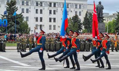 В Донецке и Луганске провели военные парады в честь Дня победы
