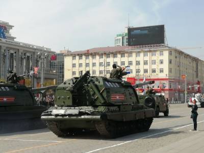 Военные парады с участием авиации и торжественные шествия состоялись в городах Урала