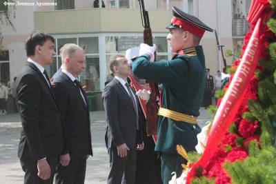 Глава города курган Андрей Потапов возложил цветы к мемориалам воинов, погибших в Великой Отечественной войне