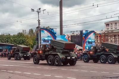 Оккупанты провели в Донецке парад
