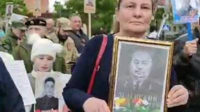 Портрет деда Зеленского Монтян пронесла в «Бессмертном полку» в Донбассе: «Вальдемар, ты хоть вспоминаешь своего орденоносного предка?»