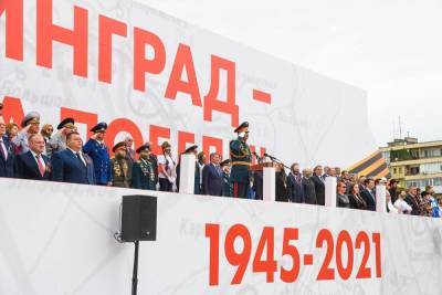 Андрей Бочаров поздравил жителей города-героя с Днем Победы