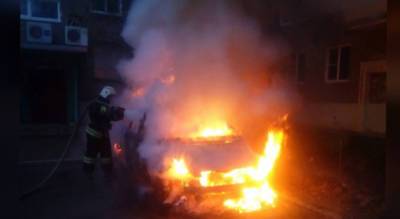 Огонь вырывался из салона: под Ярославлем был сожжен авто на стоянке