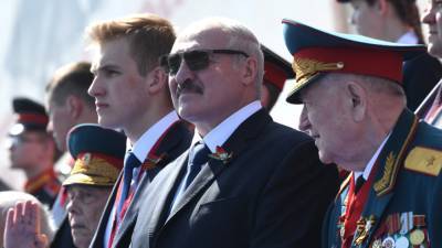 Лукашенко вместе с сыновьями возложил венок к монументу в Минске