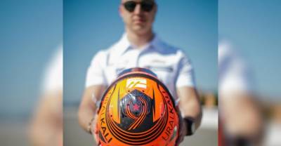 Российский гонщик Мазепин оформил шлем георгиевской лентой в честь Дня Победы