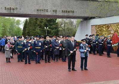 Губернатор Николай Любимов возложил цветы к монументу Победы