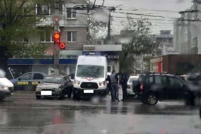 В Зареченском районе Тулы произошло ДТП с легковушкой и машиной скорой помощи