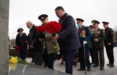 Игорь Руденя возложил цветы к Обелиску Победы и стеле «Город воинской славы»
