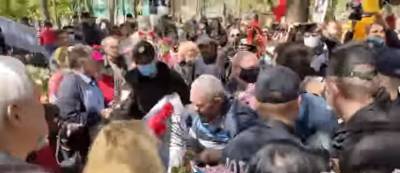 Одесская полиция стала избивать пенсионеров на шествии в честь Дня Победы