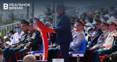 Казанский парад Победы: Рустам Минниханов на ретро-автомобиле и «Иосиф Сталин» в строю