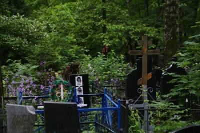 «Опасно и греховно»: священник рассказал, как нельзя поминать усопших на кладбище