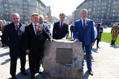 В Новосибирске 9 мая установили первый камень стелы «Город трудовой доблести»