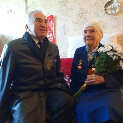 Сергей Бебенин лично поздравил с праздником жительницу поселка Важины Марию Миронову