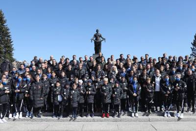 Футболисты "Зенита" в День Победы посетили Пискарёвский мемориал