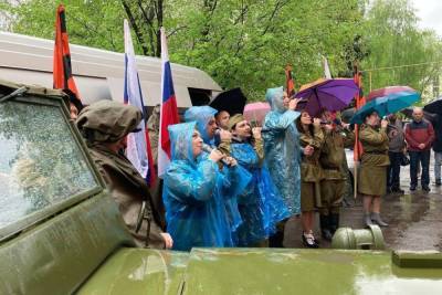Во дворах Тамбова продолжаются поздравления ветеранов
