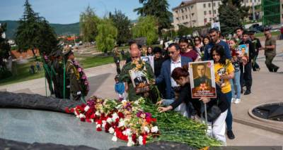 На площади Возрождения в Степанакерте прошел марш "Бессмертного полка"