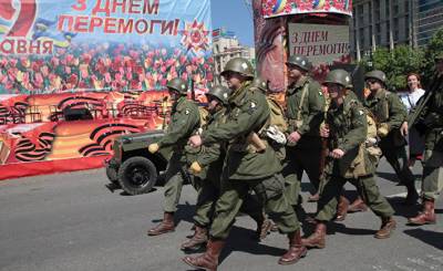 Страна (Украина): «За символику Победы — тюрьма, за нацистскую — админпротокол». Как в Киеве зиговали на День Победы