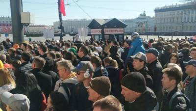 Пришедшие на парад петербуржцы забыли про коронавирус