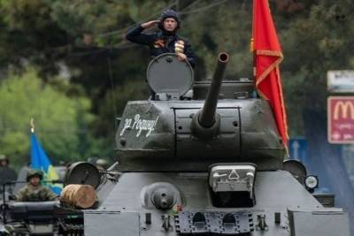 Колонну парада в Новороссийске возглавил отреставрированный танк Т-34