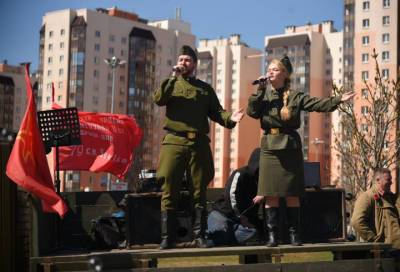Подпевали хором: в Кудрово в День Победы пели песни военных лет