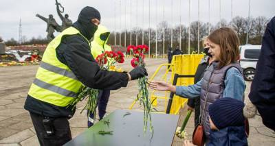 Площадь у памятника Освободителям Риги утопает в цветах: полицейские подключили конных