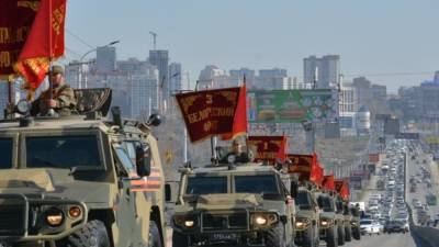 Военный автомобиль вспыхнул в Кемерове во время парада Победы