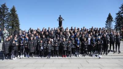 Футболисты "Зенита" посетили Пискаревский мемориал в День Победы