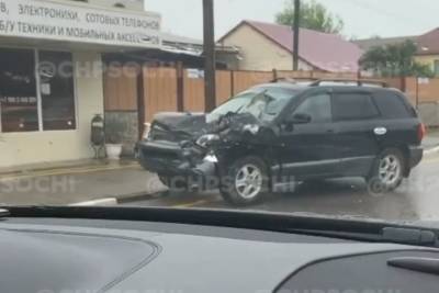 В Сочи в лобовом столкновении получили серьёзные повреждения два авто