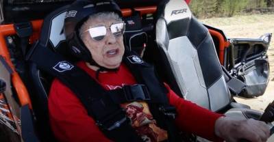 99-летняя "железная бабушка" поставила рекорд прокатом на багги и посвятила его Дню Победы