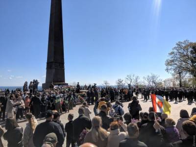 Из-за портрета Жукова на марше в Одессе начались столкновения с полицией: видео