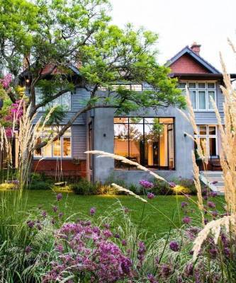 Современный дом и сад в пригороде Мельбурна