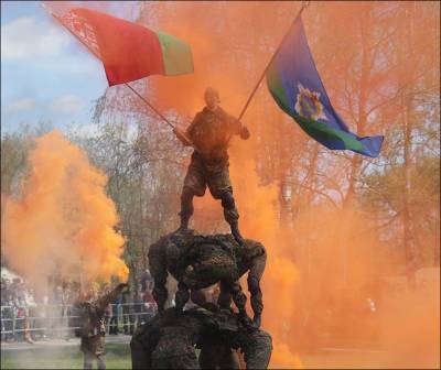 День Победы в центре Минска. Десантники, шашлыки и тысячи воздушных шаров