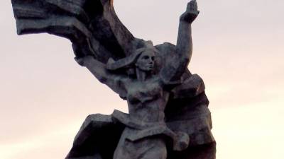 Полиция Латвии перекрыла доступ к памятнику Освободителям Риги